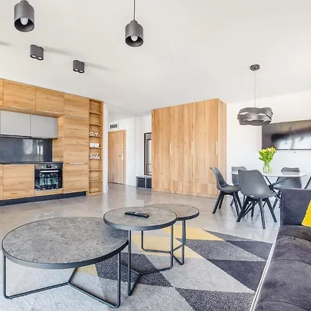 Yellow Z Parkingiem 18 C Perlowa Przystan -