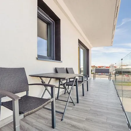 Apartment Yellow Z Parkingiem 18 C Perlowa Przystan -